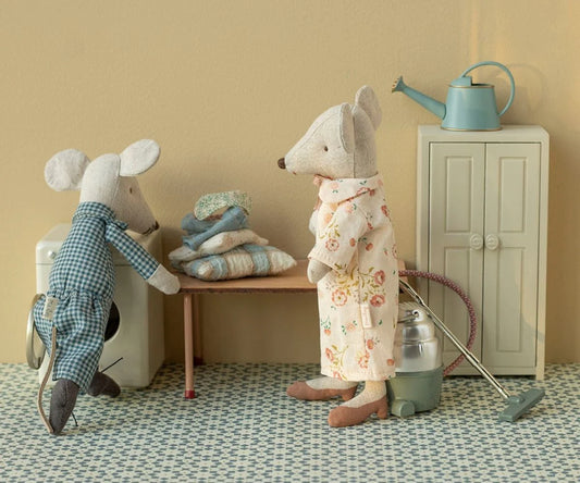 Maileg Grandma and grandpa mice in cigarbox